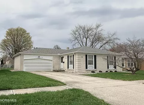 220 Sequoia Dr, Oregon, OH 43616