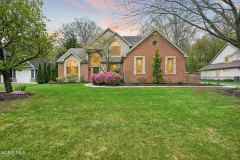 8819 Royal Oak Dr, Holland, OH 43528