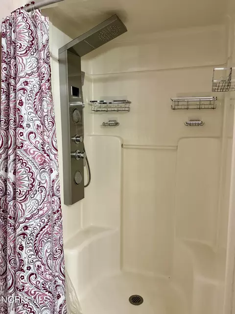 Bath - 202 E Woodcox St, Antwerp, OH 45813 photo 4 of 8
