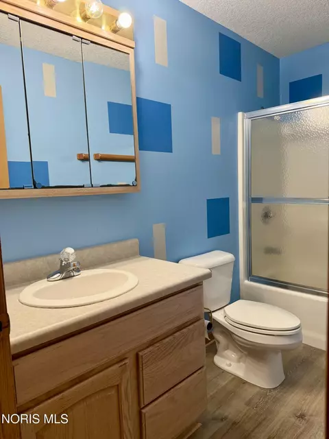 Bath - 202 E Woodcox St, Antwerp, OH 45813 photo 3 of 8