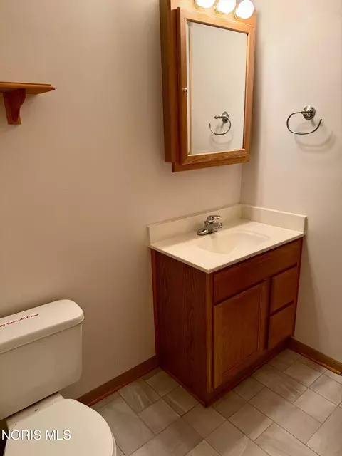 Bath - 202 E Woodcox St, Antwerp, OH 45813 photo 2 of 8
