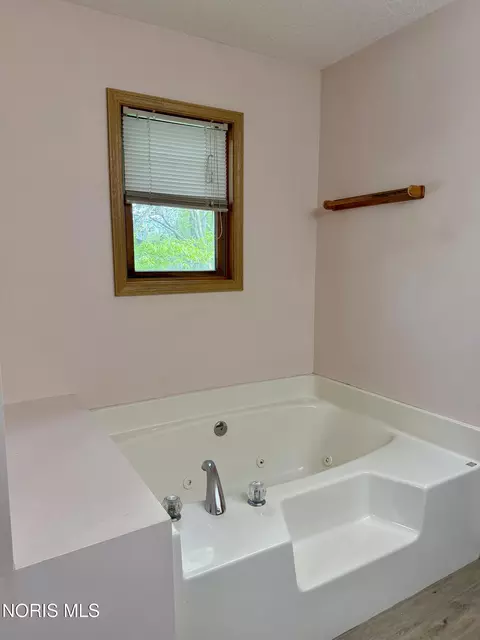 Bath - 202 E Woodcox St, Antwerp, OH 45813 photo 5 of 8