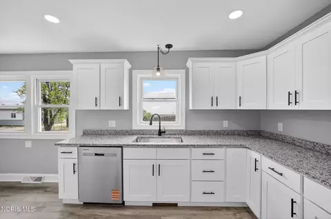 Kitchen - 8040 Jerusalem Rd, Oregon, OH 43616 photo 4 of 5