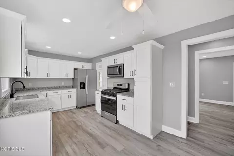 Kitchen - 8040 Jerusalem Rd, Oregon, OH 43616 photo 1 of 5