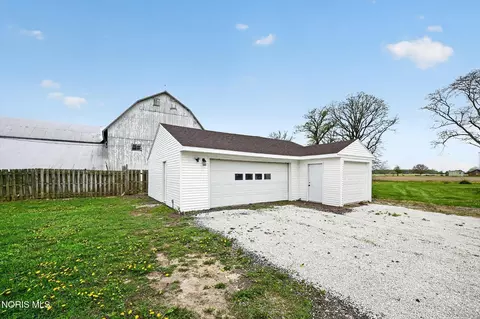 Exterior - 8040 Jerusalem Rd, Oregon, OH 43616 photo 7 of 8