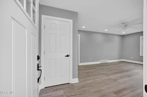 Entry Way - 8040 Jerusalem Rd, Oregon, OH 43616 photo 1 of 7