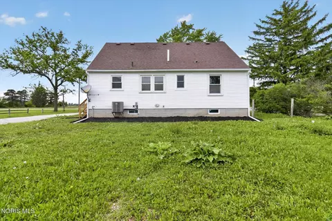 Exterior - 8040 Jerusalem Rd, Oregon, OH 43616 photo 5 of 8