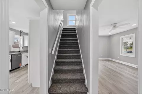 Entry Way - 8040 Jerusalem Rd, Oregon, OH 43616 photo 6 of 7