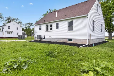 Exterior - 8040 Jerusalem Rd, Oregon, OH 43616 photo 6 of 8