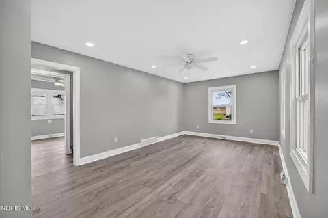 Living - 8040 Jerusalem Rd, Oregon, OH 43616 photo 2 of 4
