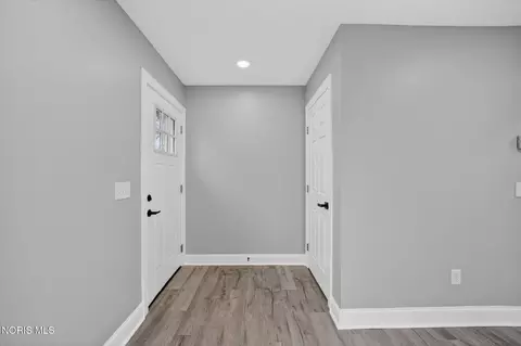 Entry Way - 8040 Jerusalem Rd, Oregon, OH 43616 photo 3 of 7