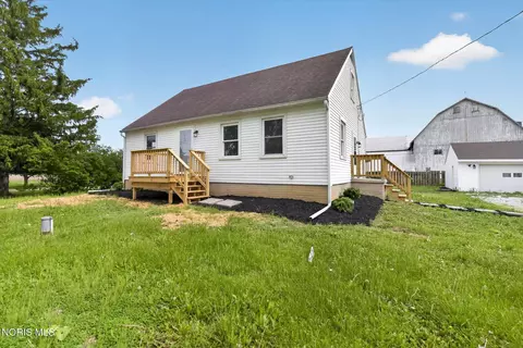 Exterior - 8040 Jerusalem Rd, Oregon, OH 43616 photo 2 of 8