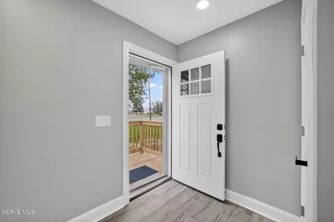 Entry Way - 8040 Jerusalem Rd, Oregon, OH 43616 photo 2 of 7