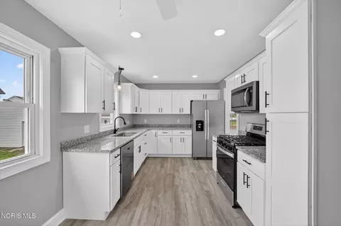 Kitchen - 8040 Jerusalem Rd, Oregon, OH 43616 photo 2 of 5