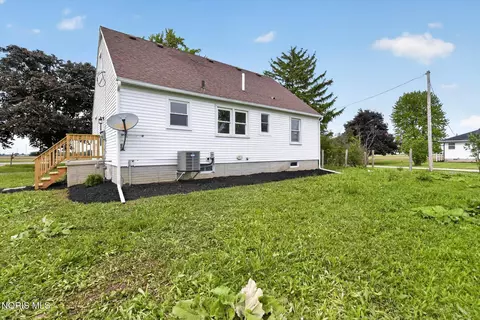 Exterior - 8040 Jerusalem Rd, Oregon, OH 43616 photo 4 of 8