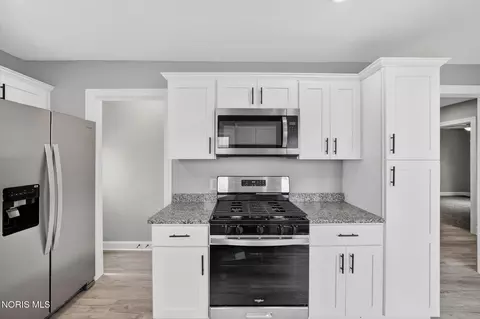 Kitchen - 8040 Jerusalem Rd, Oregon, OH 43616 photo 3 of 5