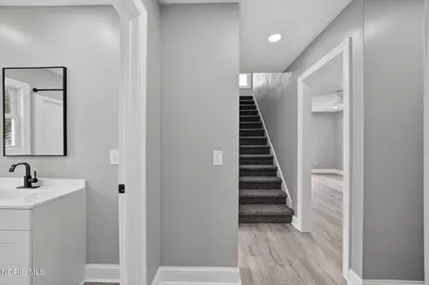 Entry Way - 8040 Jerusalem Rd, Oregon, OH 43616 photo 5 of 7