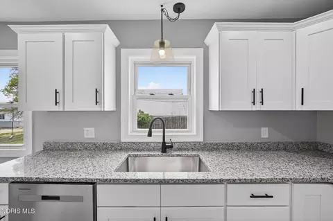 Kitchen - 8040 Jerusalem Rd, Oregon, OH 43616 photo 5 of 5