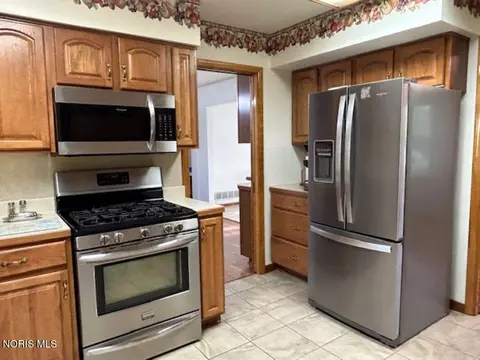 Kitchen - 911 S Lynn St, Bryan, OH 43506 photo 3 of 4