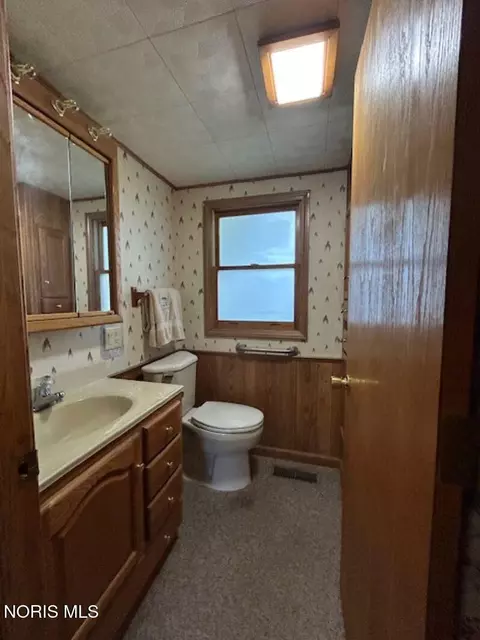 Bath - 911 S Lynn St, Bryan, OH 43506 photo 2 of 3