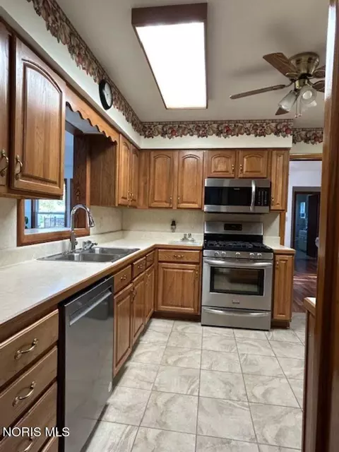 Kitchen - 911 S Lynn St, Bryan, OH 43506 photo 1 of 4