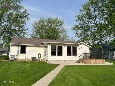 Exterior - 911 S Lynn St, Bryan, OH 43506 photo 3 of 7