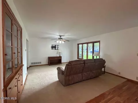 Living - 911 S Lynn St, Bryan, OH 43506 photo 2 of 6