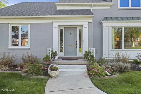 2128 Evergreen Rd, Ottawa Hills, OH 43606