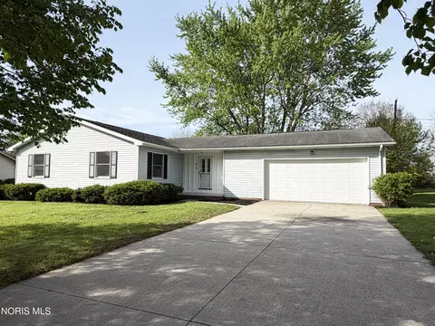 77 Barcelona Dr, Fostoria, OH 44830