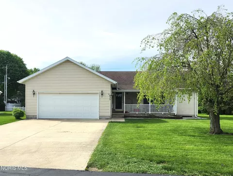 825 Oak Ridge Dr, Fostoria, OH 44830
