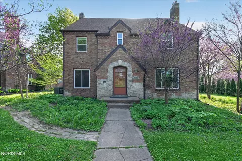 2204 Orchard Rd, Ottawa Hills, OH 43606
