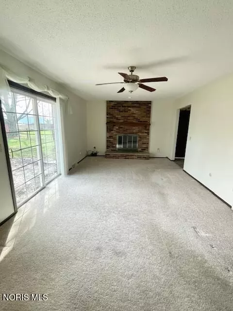 Living - 3262 Springtime Dr, Oregon, OH 43616 photo 3 of 3