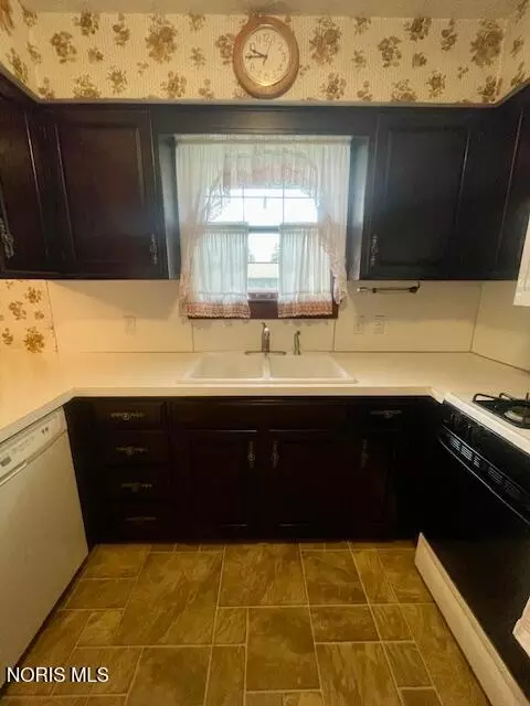 Kitchen - 3262 Springtime Dr, Oregon, OH 43616 photo 2 of 3