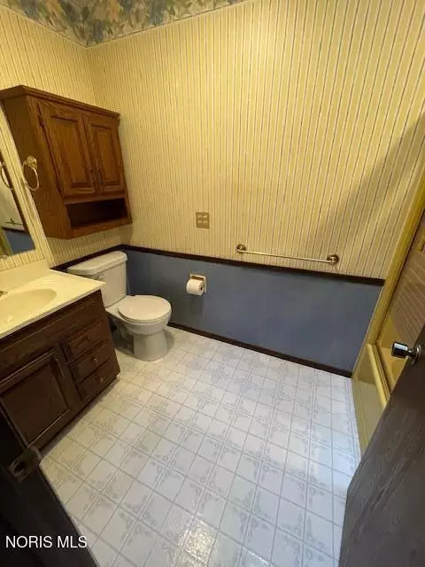Bath - 3262 Springtime Dr, Oregon, OH 43616 photo 1 of 3
