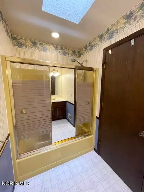 Bath - 3262 Springtime Dr, Oregon, OH 43616 photo 2 of 3