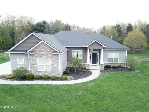 8320 Sycamore Woods Ln, Holland, OH 43528