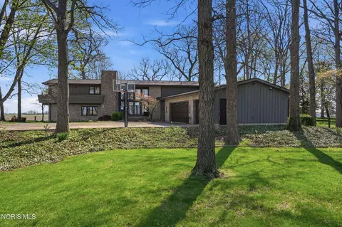 16620 Mitchell Rd, Bowling Green, OH 43402