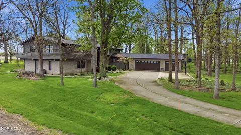 16620 Mitchell Rd, Bowling Green, OH 43402