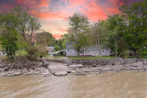 2073 Grange St, Oregon, OH 43616