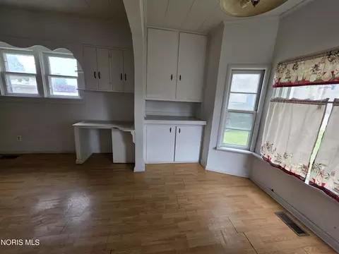Living - 131 W Maple St, Deshler, OH 43516 photo 2 of 7