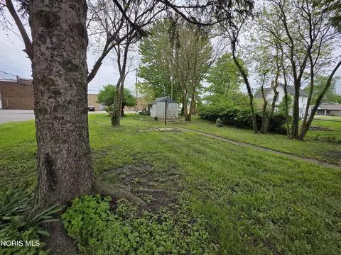 Exterior - 131 W Maple St, Deshler, OH 43516 photo 2 of 3