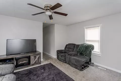 Entry Way - 628 Evesham Ave, Toledo, OH 43607 photo 3 of 5