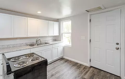 Kitchen - 628 Evesham Ave, Toledo, OH 43607 photo 1 of 6