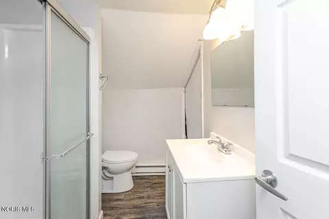 Bath - 628 Evesham Ave, Toledo, OH 43607 photo 1 of 3