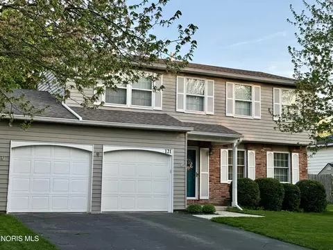 121 Foxhill Ln, Perrysburg, OH 43551