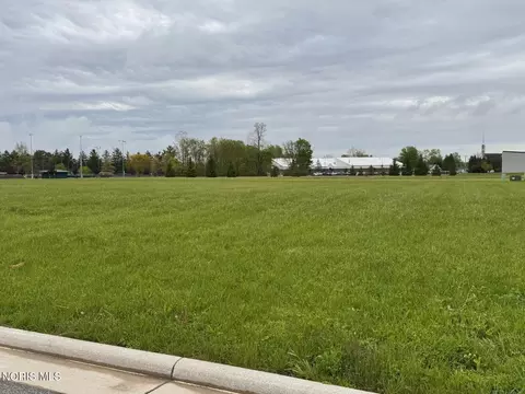 901 Stonehedge Dr, Bryan, OH 43506 photo 2
