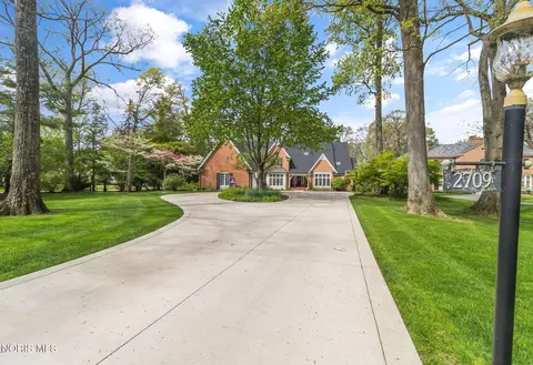 2709 Westchester Rd, Ottawa Hills, OH 43615