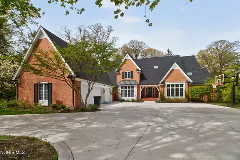 2709 Westchester Rd, Ottawa Hills, OH 43615
