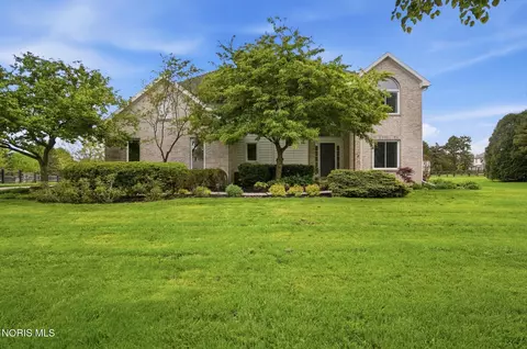 319 Valley Ln, Perrysburg, OH 43551