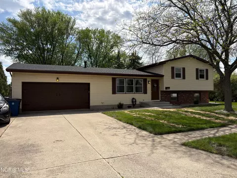 1443 Rosewood Dr, Bowling Green, OH 43402